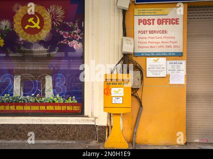 Hanoi, Vietnam, Januar 2023. Der Briefkasten der vietnamesischen Post in einer Straße im Stadtzentrum Stockfoto