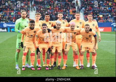 Das Team von Atletico de Madrid stellt sich vor dem Spiel von La Liga zwischen CA Osasuna und Atletico de Madrid am 29. Januar 2023 im El Sadar Stadion in Pamplona, Navarra, Spanien, auf. Während des Spiels La Liga zwischen CA Osasuna und Atletico de Madrid, gespielt am 29. Januar 2023 im El Sadar Stadion in Pamplona, Spanien. (Foto: Cesar Ortiz / PRESSIN) Stockfoto