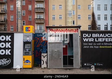 30.03.2022, Berlin, Deutschland, Europa - Fotoschalter für Passfotos neben einem EC-Geldautomaten auf einem Gehweg nahe Mauerpark in Ostberlins Prenzlauer Stockfoto