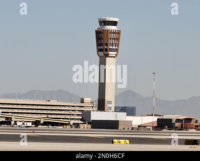 Arizona, USA, USA. 5. Februar 2023. (INT) Ankunft von Kansas Players für SuperBowlLVII auf der Goldwater Air National Guard Base-Arizona. 05. Februar 2023, Phoenix, Arizona, USA: Die Ankunft von Kansas City Chiefs Players auf der Goldwater Air National Guard Base-Arizona für das SuperBowlLVII-Spiel gegen die Philadelphia Eagles findet am 12. Februar im Stadion State Farm statt. Guthaben: Niyi Fote /Thenews2 (Bild: © Niyi Fote/TheNEWS2 via ZUMA Press Wire) NUR ZUR REDAKTIONELLEN VERWENDUNG! Nicht für den kommerziellen GEBRAUCH! Stockfoto