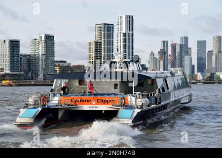 Uber Boat by Thames Clipper River Bus Service Schiff Cyclone Clipper betreibt den RB1 River Bus Service auf der Themse in London Stockfoto