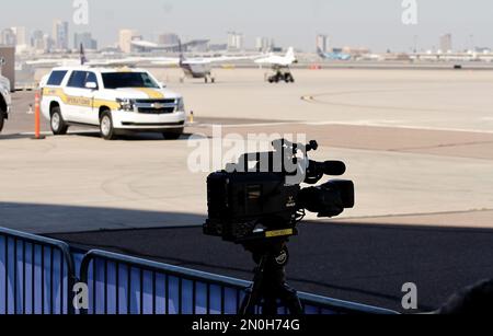 Arizona, USA, USA. 5. Februar 2023. (INT) Ankunft von Kansas Players für SuperBowlLVII auf der Goldwater Air National Guard Base-Arizona. 05. Februar 2023, Phoenix, Arizona, USA: Die Ankunft von Kansas City Chiefs Players auf der Goldwater Air National Guard Base-Arizona für das SuperBowlLVII-Spiel gegen die Philadelphia Eagles findet am 12. Februar im Stadion State Farm statt. Guthaben: Niyi Fote /Thenews2 (Bild: © Niyi Fote/TheNEWS2 via ZUMA Press Wire) NUR ZUR REDAKTIONELLEN VERWENDUNG! Nicht für den kommerziellen GEBRAUCH! Stockfoto