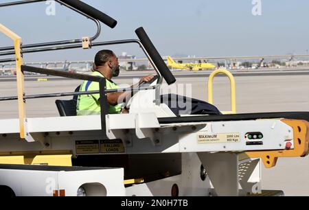 Arizona, USA, USA. 5. Februar 2023. (INT) Ankunft von Kansas Players für SuperBowlLVII auf der Goldwater Air National Guard Base-Arizona. 05. Februar 2023, Phoenix, Arizona, USA: Die Ankunft von Kansas City Chiefs Players auf der Goldwater Air National Guard Base-Arizona für das SuperBowlLVII-Spiel gegen die Philadelphia Eagles findet am 12. Februar im Stadion State Farm statt. Guthaben: Niyi Fote /Thenews2 (Bild: © Niyi Fote/TheNEWS2 via ZUMA Press Wire) NUR ZUR REDAKTIONELLEN VERWENDUNG! Nicht für den kommerziellen GEBRAUCH! Stockfoto