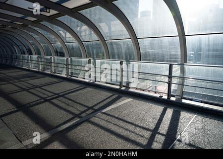 Yokohama, Präfektur Kanagawa, Japan. 5. Februar 2023. Der Hamamirai Walk (Ã¯ã¾ã¿Ã‚ Ã„Ã‚¦Ã‚ © ãƒ¼ã‚¯), eine Fußgängerbrücke, die den Katabira Fluss vom Nissan Global Hauptquartier zur Yokohama Station in Minato Mirari 21 überquert. (Kreditbild: © Taidgh Barron/ZUMA Press Wire) NUR REDAKTIONELLE VERWENDUNG! Nicht für den kommerziellen GEBRAUCH! Stockfoto