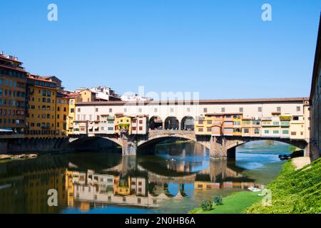 Wunderschöne Aussicht auf Ponte vechio, die alte Brücke in Florenz über den Fluss Arno. Italien Stockfoto