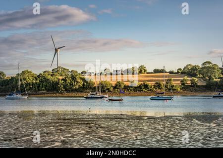 Segelbootanker an der Flussmündung des Owenabue mit Windgeneratorturbinen im Hintergrund. Irland Stockfoto
