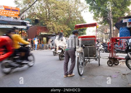 Hanoi, Vietnam, Januar 2023. Der Verkehr von Mopeds auf den Straßen des Stadtzentrums Stockfoto