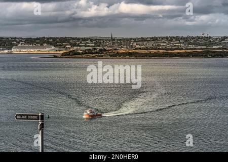 Panoramablick auf Cork Harbour und Cobh City mit Kreuzfahrtschiff „Carnival Pride“. Co Cork, Irland. Stockfoto