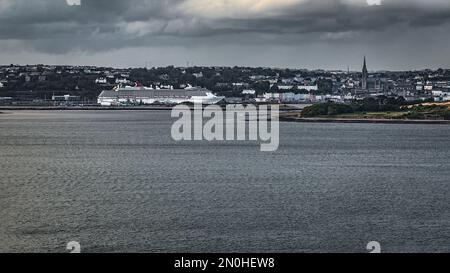 Panoramablick auf Cork Harbour und Cobh City mit Kreuzfahrtschiff „Carnival Pride“. Co Cork, Irland. Stockfoto