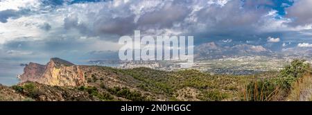 Panoramastadt benidorm mit Strand und Berg puig campana im Hintergrund. mediterrane Küstenlandschaft in der Stadt Benidorm, gelegen in der Stockfoto