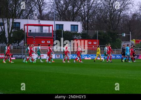 Leverkusen, Deutschland. 05. Februar 2023. Leverkusen, Deutschland, Februar 5. 2023 beide Teams betreten das Spielfeld beim Bundesliga-Spiel der Frauen zwischen Bayer 04 Leverkusen und SV Werder Bremen im Ulrich Haberland Stadion in Leverkusen (Tatjana Herzberg/SPP). Kredit: SPP Sport Press Photo. Alamy Live News Stockfoto