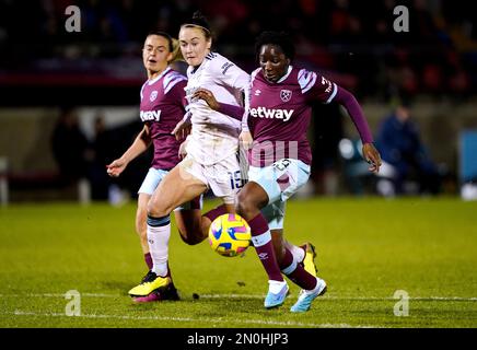 Arsenals Caitlin Foord (Centre) kämpft um den Ball mit Hawa Cissoko (rechts) von West Ham United und Kirsty Smith während des Barclays Women's Super League-Spiels im Chigwell Construction Stadium, London. Foto: Sonntag, 5. Februar 2023. Stockfoto