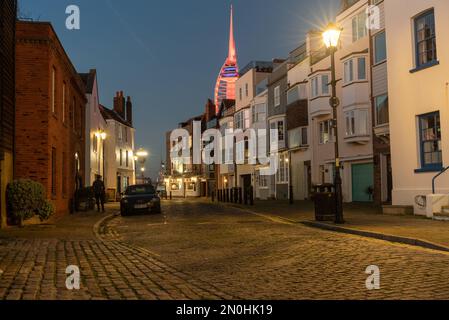 Dezember 1. 2022. Ruhige alte Kopfsteinpflasterstraße in Portsmouth, England, nachts zur Blue Hour mit dem Spinnaker Tower in t aufgenommen Stockfoto