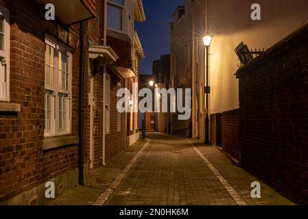 Portsmouth, England, 1. 2022. Dezember. Ruhige alte Kopfsteinpflasterstraße in Portsmouth, England, nachts zur Blue Hour. Ein heller Stern aus dem Stockfoto