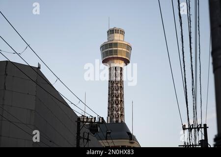 Yokohama, Präfektur Kanagawa, Japan. 5. Februar 2023. Yokohama Marine Tower (æ¨ªæµœãƒžãƒªãƒ³ã‚¿ãƒ¯ãƒ¼), ein 106m m hoher Turm in Yokohama, Japan. Es bietet Panoramablick auf die Stadt und den Hafen von der Aussichtsplattform. (Kreditbild: © Taidgh Barron/ZUMA Press Wire) NUR REDAKTIONELLE VERWENDUNG! Nicht für den kommerziellen GEBRAUCH! Stockfoto