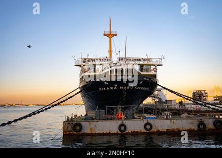 Yokohama, Präfektur Kanagawa, Japan. 5. Februar 2023. Hikawa Maru (æ°·å·ä¸¸), ein historischer Ozeandampfer in Yokohama, Japan. Es wurde 1929 gebaut und wurde bis 1960 als Passagierschiff betrieben. Heute ist es als Museumsschiff erhalten, das den Lebensstil japanischer Passagiere während seiner Betriebszeit zeigt. (Kreditbild: © Taidgh Barron/ZUMA Press Wire) NUR REDAKTIONELLE VERWENDUNG! Nicht für den kommerziellen GEBRAUCH! Stockfoto