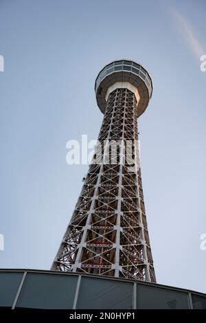 Yokohama, Präfektur Kanagawa, Japan. 5. Februar 2023. Yokohama Marine Tower (æ¨ªæµœãƒžãƒªãƒ³ã‚¿ãƒ¯ãƒ¼), ein 106m m hoher Turm in Yokohama, Japan. Es bietet Panoramablick auf die Stadt und den Hafen von der Aussichtsplattform. (Kreditbild: © Taidgh Barron/ZUMA Press Wire) NUR REDAKTIONELLE VERWENDUNG! Nicht für den kommerziellen GEBRAUCH! Stockfoto