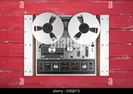 Vintage-Musik und -Sound – Kassettenrekorder mit isoliertem rotem Holzhintergrund Stockfoto