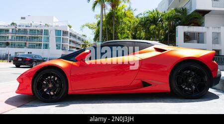 Los Angeles, Kalifornien, USA - 14. April 2021: Orange Lamborghini Aventador Seitenansicht. Stockfoto