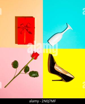 Zeitgenössische minimalistische Kunstcollage. Valentinstag oder Idee vom 8. März. Eleganter schwarzer Frauenschuh, Rosenblume, Geschenkbox und Weinglas. Modeblogger, o Stockfoto