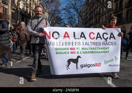 Barcelona, Spanien. 05. Februar 2023. Demonstranten halten während der Demonstration ein Banner, auf dem sie ihre Meinung zum Ausdruck bringen. Hunderte von Demonstranten, die von der Animalistischen Partei PACMA aufgerufen wurden, haben im Zentrum von Barcelona demonstriert und das kürzlich von der spanischen Regierung verabschiedete Tierschutzgesetz abgelehnt, das Jagdhunde ausschließt. Spanien ist das einzige Land in der Europäischen Union, in dem die Jagd mit Hunden noch erlaubt ist. (Foto: Paco Freire/SOPA Images/Sipa USA) Guthaben: SIPA USA/Alamy Live News Stockfoto