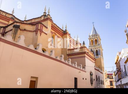 Fassade der königlichen Gemeinde Santa Ana in Sevilla, eine Gemeinde im gotischen Mudejar-Stil im Viertel Triana. Sie wird allgemein als bezeichnet Stockfoto