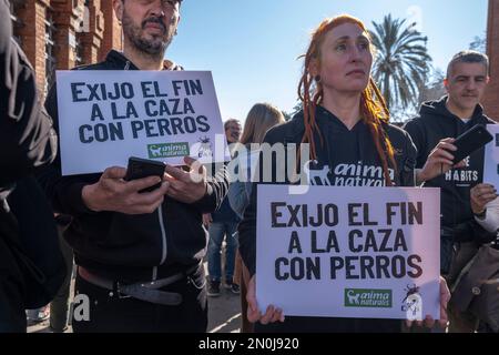 Barcelona, Spanien. 05. Februar 2023. Demonstranten halten während der Demonstration Plakate, auf denen ihre Meinung zum Ausdruck gebracht wird. Hunderte von Demonstranten, die von der Animalistischen Partei PACMA aufgerufen wurden, haben im Zentrum von Barcelona demonstriert und das kürzlich von der spanischen Regierung verabschiedete Tierschutzgesetz abgelehnt, das Jagdhunde ausschließt. Spanien ist das einzige Land in der Europäischen Union, in dem die Jagd mit Hunden noch erlaubt ist. (Foto: Paco Freire/SOPA Images/Sipa USA) Guthaben: SIPA USA/Alamy Live News Stockfoto