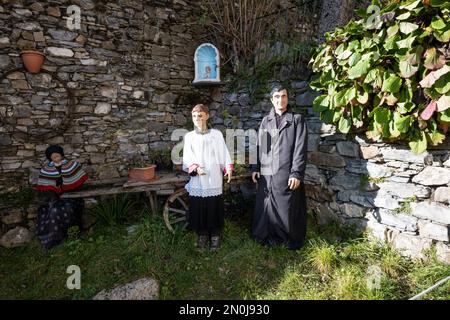 Pentema, Italien, Dezember 2022 die charakteristische Geburtsszene, erbaut im alten ligurischen Dorf in der Provinz Genua mit lebensgroßen Holzs Stockfoto