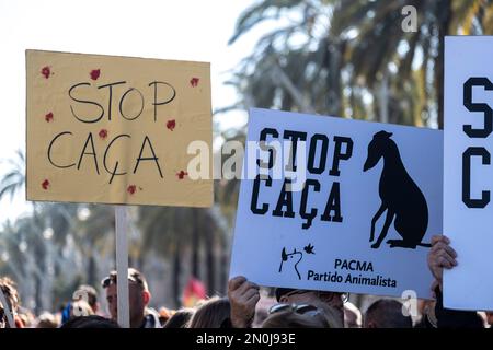 Barcelona, Spanien. 05. Februar 2023. Demonstranten halten während der Demonstration Plakate mit Anti-Jagd-Botschaften hoch. Hunderte von Demonstranten, die von der Animalistischen Partei PACMA aufgerufen wurden, haben im Zentrum von Barcelona demonstriert und das kürzlich von der spanischen Regierung verabschiedete Tierschutzgesetz abgelehnt, das Jagdhunde ausschließt. Spanien ist das einzige Land in der Europäischen Union, in dem die Jagd mit Hunden noch erlaubt ist. (Foto: Paco Freire/SOPA Images/Sipa USA) Guthaben: SIPA USA/Alamy Live News Stockfoto