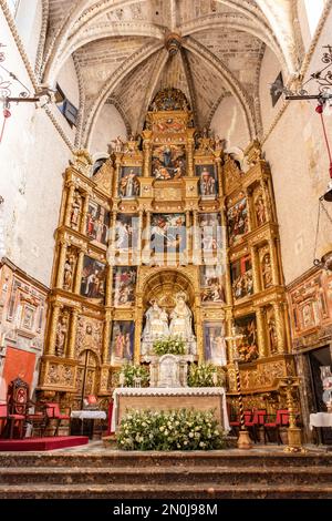 Sevilla, Spanien - 4. Januar 2023: Hauptaltar von Santa Ana (Saint Anne), die Jungfrau und das Kind Jesus Christus, in der Gemeinde des Viertels TR Stockfoto
