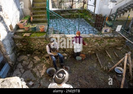 Pentema, Italien, Dezember 2022 die charakteristische Geburtsszene, erbaut im alten ligurischen Dorf in der Provinz Genua mit lebensgroßen Holzs Stockfoto