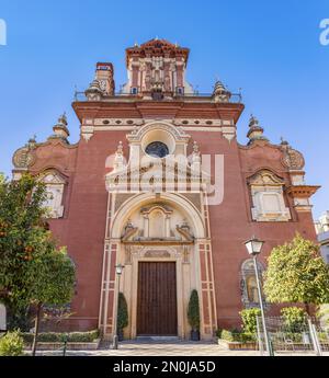 Die Fassade der Kirche San Jacinto in Sevilla, Andalusien, Spanien, ist der Tempel eines Dominikanischen Klosters, das im 17. Jahrhundert gegründet wurde. Stockfoto