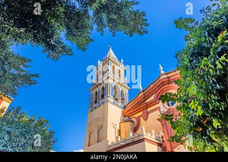 Fassade der königlichen Gemeinde Santa Ana in Sevilla, eine Gemeinde im gotischen Mudejar-Stil im Viertel Triana. Sie wird allgemein als bezeichnet Stockfoto