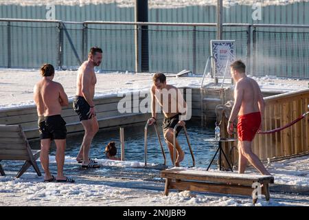 Schwimmen im Winter nach der Sauna im Allas Sea Pool in Helsinki, Finnland Stockfoto