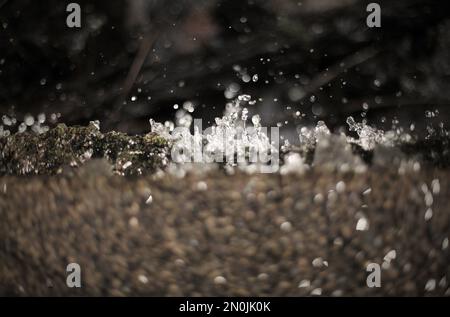 Eine Nahaufnahme des Wassers mit vielen Tröpfchen Stockfoto