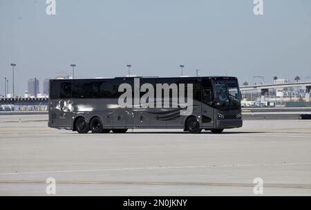 Arizona, USA, USA. 5. Februar 2023. (INT) Ankunft von Kansas Players für SuperBowlLVII auf der Goldwater Air National Guard Base-Arizona. 05. Februar 2023, Phoenix, Arizona, USA: Die Ankunft von Kansas City Chiefs Players auf der Goldwater Air National Guard Base-Arizona für das SuperBowlLVII-Spiel gegen die Philadelphia Eagles findet am 12. Februar im Stadion State Farm statt. Guthaben: Niyi Fote /Thenews2 (Bild: © Niyi Fote/TheNEWS2 via ZUMA Press Wire) NUR ZUR REDAKTIONELLEN VERWENDUNG! Nicht für den kommerziellen GEBRAUCH! Stockfoto