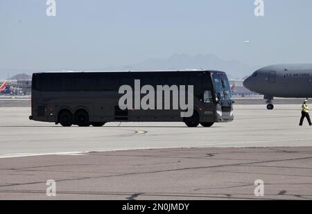 Arizona, USA, USA. 5. Februar 2023. (INT) Ankunft von Kansas Players für SuperBowlLVII auf der Goldwater Air National Guard Base-Arizona. 05. Februar 2023, Phoenix, Arizona, USA: Die Ankunft von Kansas City Chiefs Players auf der Goldwater Air National Guard Base-Arizona für das SuperBowlLVII-Spiel gegen die Philadelphia Eagles findet am 12. Februar im Stadion State Farm statt. Guthaben: Niyi Fote /Thenews2 (Bild: © Niyi Fote/TheNEWS2 via ZUMA Press Wire) NUR ZUR REDAKTIONELLEN VERWENDUNG! Nicht für den kommerziellen GEBRAUCH! Stockfoto