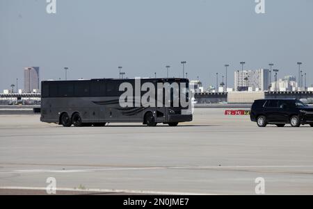 Arizona, USA, USA. 5. Februar 2023. (INT) Ankunft von Kansas Players für SuperBowlLVII auf der Goldwater Air National Guard Base-Arizona. 05. Februar 2023, Phoenix, Arizona, USA: Die Ankunft von Kansas City Chiefs Players auf der Goldwater Air National Guard Base-Arizona für das SuperBowlLVII-Spiel gegen die Philadelphia Eagles findet am 12. Februar im Stadion State Farm statt. Guthaben: Niyi Fote /Thenews2 (Bild: © Niyi Fote/TheNEWS2 via ZUMA Press Wire) NUR ZUR REDAKTIONELLEN VERWENDUNG! Nicht für den kommerziellen GEBRAUCH! Stockfoto