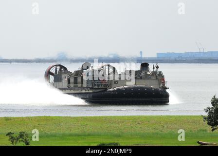 Präfektur Chiba, Japan - 31. August 2008: Luftkissenfahrzeug der US Navy LCAC (Landing Craft Air Cushion) führt eine Amphibienlandung durch Stockfoto