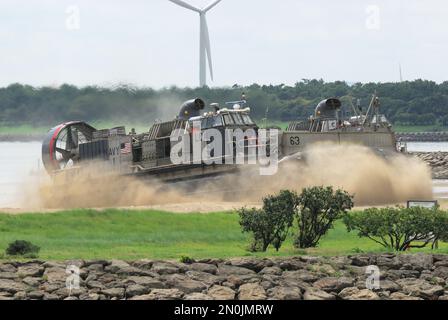 Präfektur Chiba, Japan - 31. August 2008: Luftkissenfahrzeug der US Navy LCAC (Landing Craft Air Cushion) führt eine Amphibienlandung durch Stockfoto