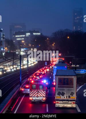 Stau auf der Autobahn A40, Ruhrschnellweg, in Essen, vor dem Ruhrschnellweg-Tunnel, Krankenwagen, der durch die Notspur fährt, mit Stockfoto