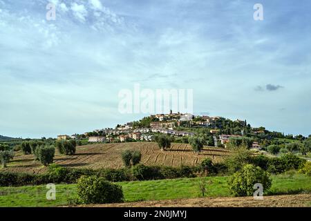 Turm einer mittelalterlichen Steinkirche im Dorf Montiano in der Toskana, Italien Stockfoto