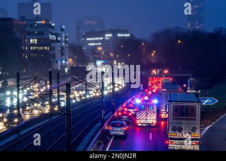 Stau auf der Autobahn A40, Ruhrschnellweg, in Essen, vor dem Ruhrschnellweg-Tunnel, Krankenwagen, der durch die Notspur fährt, mit Stockfoto