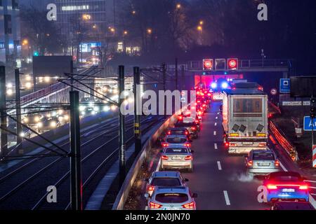 Stau auf der Autobahn A40, Ruhrschnellweg, in Essen, vor dem Ruhrschnellweg-Tunnel, Krankenwagen, der durch die Notspur fährt, mit Stockfoto