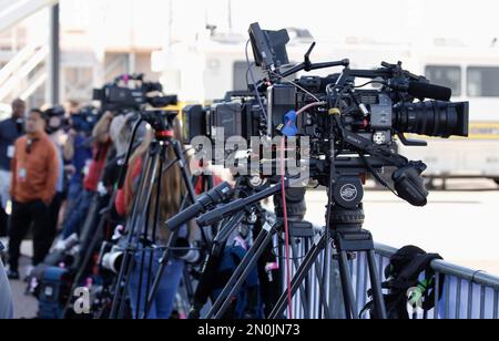 Arizona, USA, USA. 5. Februar 2023. (INT) Ankunft von Kansas Players für SuperBowlLVII auf der Goldwater Air National Guard Base-Arizona. 05. Februar 2023, Phoenix, Arizona, USA: Die Ankunft von Kansas City Chiefs Players auf der Goldwater Air National Guard Base-Arizona für das SuperBowlLVII-Spiel gegen die Philadelphia Eagles findet am 12. Februar im Stadion State Farm statt. Guthaben: Niyi Fote /Thenews2 (Bild: © Niyi Fote/TheNEWS2 via ZUMA Press Wire) NUR ZUR REDAKTIONELLEN VERWENDUNG! Nicht für den kommerziellen GEBRAUCH! Stockfoto