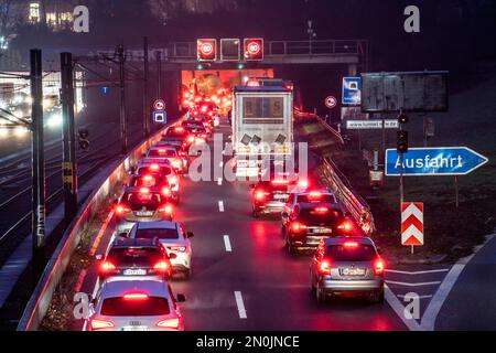 Stau auf der Autobahn A40, Ruhrschnellweg, in Essen, vor dem Ruhrschnellweg-Tunnel, NRW, Deutschland, Stockfoto