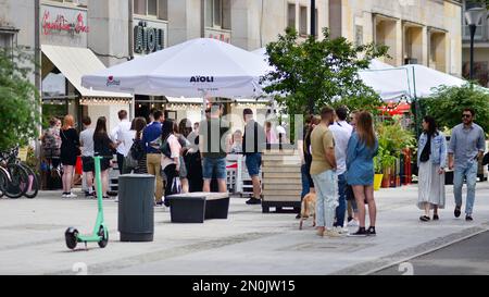 Warschau, Polen. 3. Juni 2021 Restaurants und Fußgängerzone in der Swietokrzyska Straße in Warschau Stockfoto