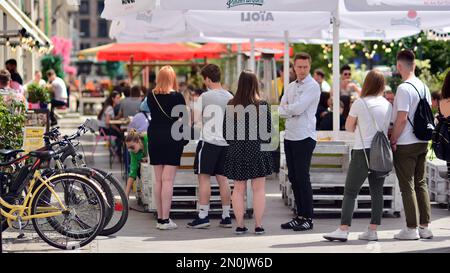 Warschau, Polen. 3. Juni 2021 Restaurants und Fußgängerzone in der Swietokrzyska Straße in Warschau Stockfoto