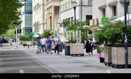 Warschau, Polen. 3. Juni 2021 Restaurants und Fußgängerzone in der Swietokrzyska Straße in Warschau Stockfoto