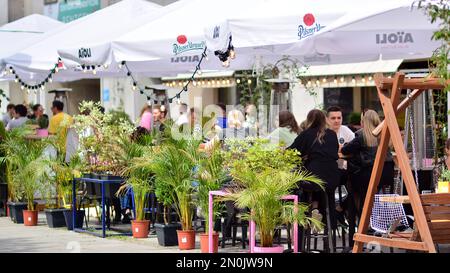 Warschau, Polen. 3. Juni 2021 Restaurants und Fußgängerzone in der Swietokrzyska Straße in Warschau Stockfoto